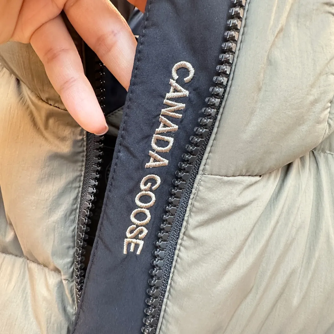 P940 2️⃣0️⃣2️⃣4️⃣The latest Canada goose black label down jacket. The goose black label down jacket is a must-have in the outerwear industry! The latest designer styles! The goose down jacket has always been a popular element of fashion and is loved by experts from all walks of life! Fashionable hooded cut, high-end customer-supplied fine goose down, high resilience, smooth zipper, strong and firm. Pockets on both sides can store small items, free your hands, and you can go out without worries. It can also meet the need of putting your hands in your pockets👏👏Produced by Big Goose, it can be used as a group uniform by many celebrities. This down jacket uses a double-layer anti-down lining design, which has strong windproof performance and will be very warm in winter! New standard 90% goose down filling, high fluffiness, windproof hooded design. When walking outdoors, pull the collar to the highest position, put your hands in the pockets and it will be very warm. It can be easily controlled by all body types! The interior is equipped with an elastic snow skirt design for better wrapping. The simple and neat style design highlights the masculine temperament. The impeccable style is classic and never goes out of style. It is warm and practical, and it is versatile! You can enter with your eyes closed!  Size: XS-XXL Color: black gray